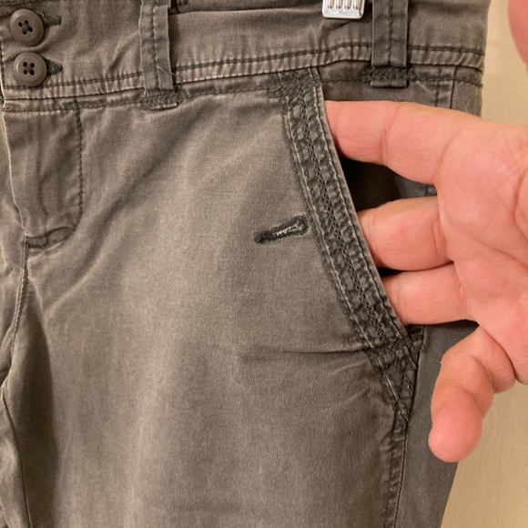 American Eagle Capris. Double Button Waist Button Pockets. Gray Size 4. Shorts - Picture 4 of 8